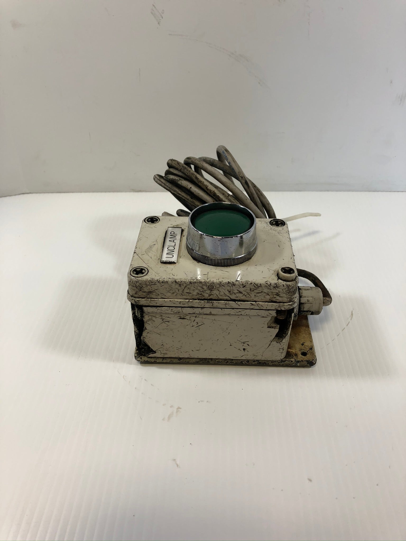Industrial Push Button Switch Green "Unclamp" Pushbutton Right Mount with Cable