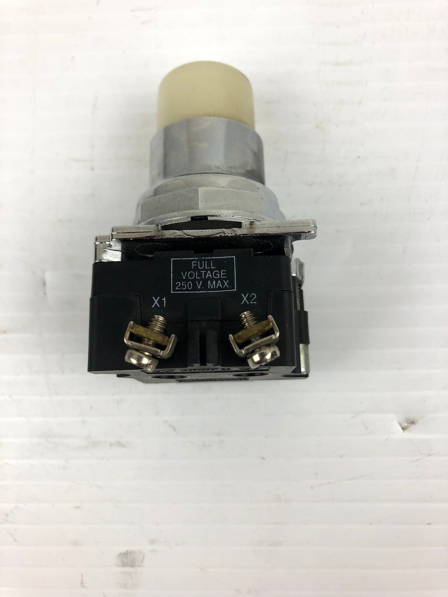 Cutler-Hammer 10250T/91000T Lighted White Indicator Push Button 250 Volt Max