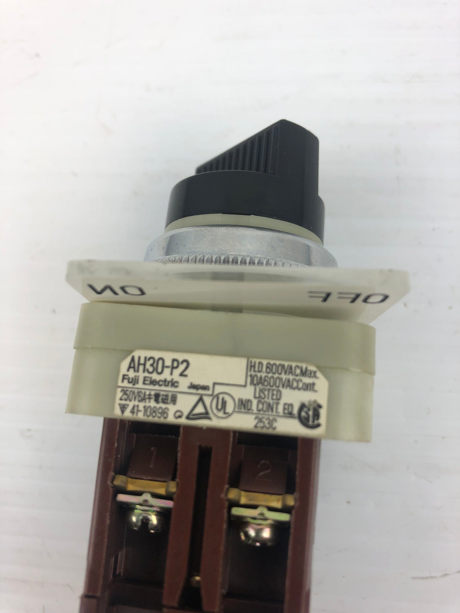 Fuji Electric Off/On Command Switch AH30-P2 Black 600VAC