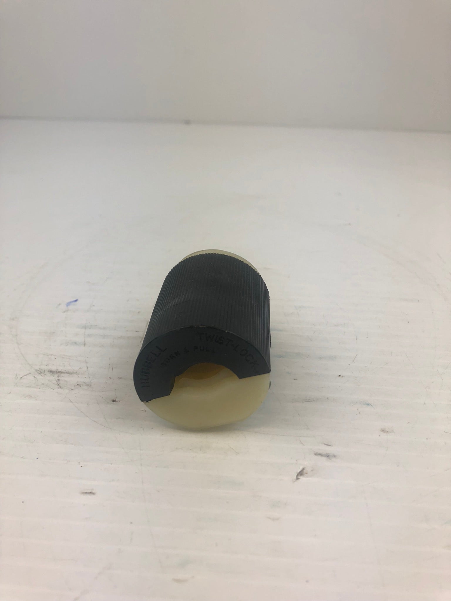 Hubbell Turn & Pull Twist Lock15A 277 VAC